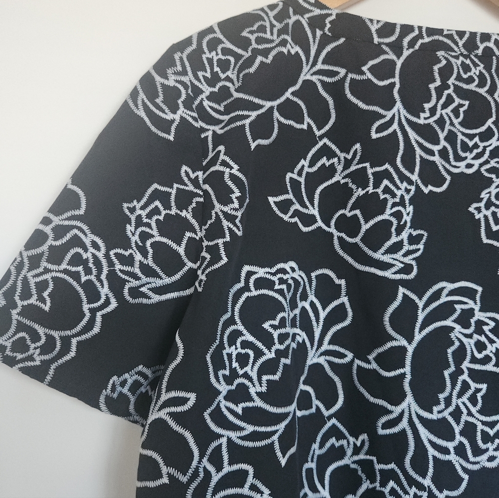 Vince Camuto Floral Stitch Top NWT - Picture 9 of 9